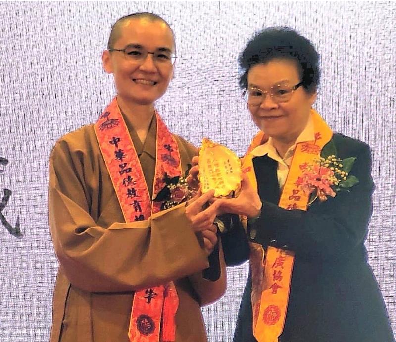 人間福報社長妙煕法師(左一)與得獎人詹秀蓉女士(右一)