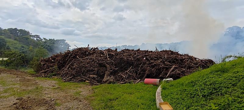 芎林鄉倒別牛廢木材堆置場起火飄異味     環保局:依法懲處業者、民眾儘量關閉門窗