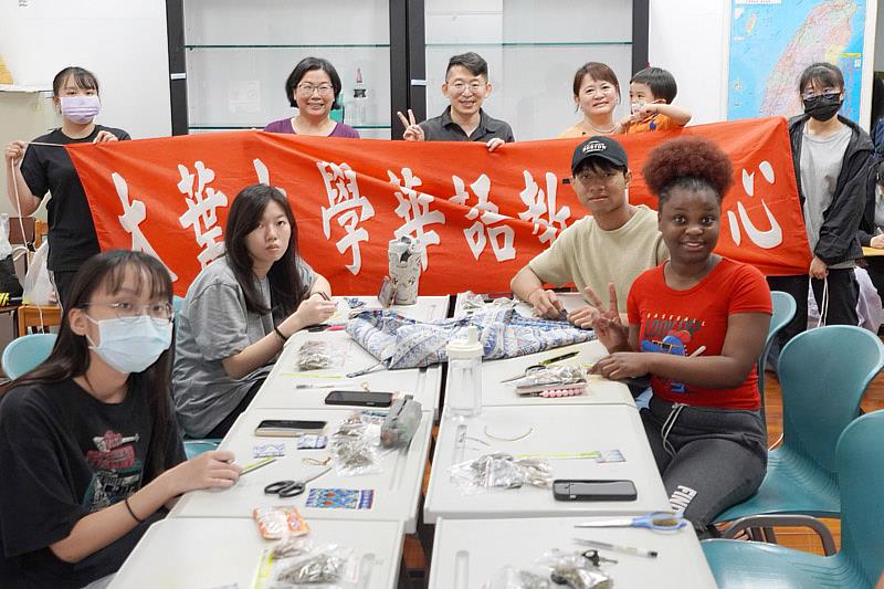 大葉大學華語教學中心透過祈福香包體驗，帶領境外生認識端午節