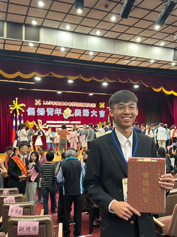 義守大學影視系傅啟榮，榮獲113年青年節高雄市大專學校優秀青年肯定(照片來源：義守大學提供)。