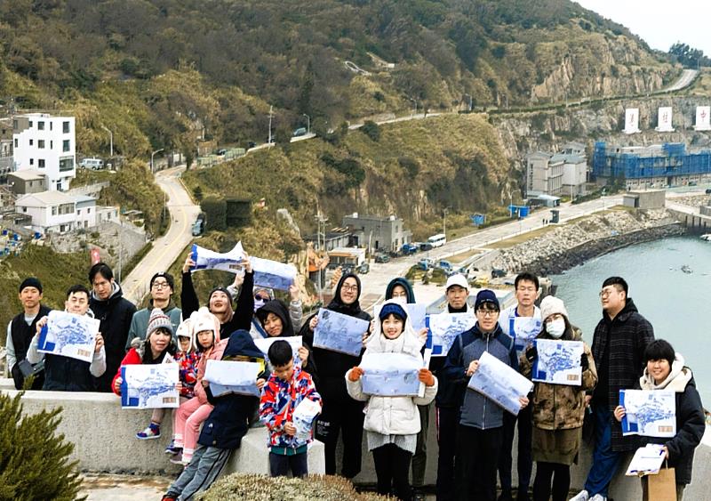 北分署輔導東湧社協執行多元就業開發方案，進用人員配合東引鄉公所老街復興計畫，培訓上工人員為遊客導覽解說。