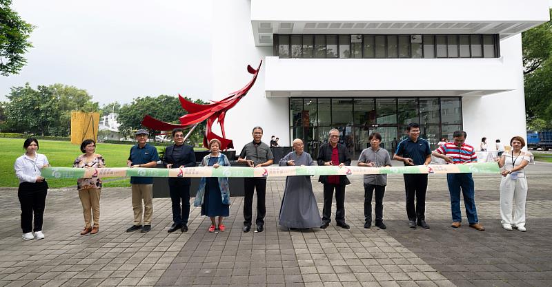 台灣工藝聯盟總會長陳啟村(左4)、楊英風美術館館長王維妮(左5)、工藝中心主任陳殿禮(左6)、財團法人覺風佛教藝術文化基金會釋寬謙法師(左7)、蕭瓊瑞教授(左8)等貴賓蒞臨開幕剪綵儀式