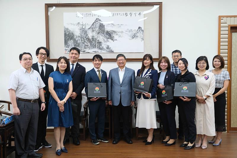 官網-大阪府岸和田市議會倉田賢一郎議員今(21日)率領「岸和田市議會」、「泉南市議會」及「貝塚市議會」等議員一行人，拜訪新竹縣長楊文科