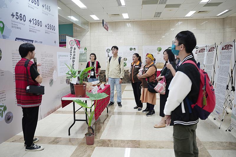 原住民族文學與植物週展，介紹原鄉常見的植物。