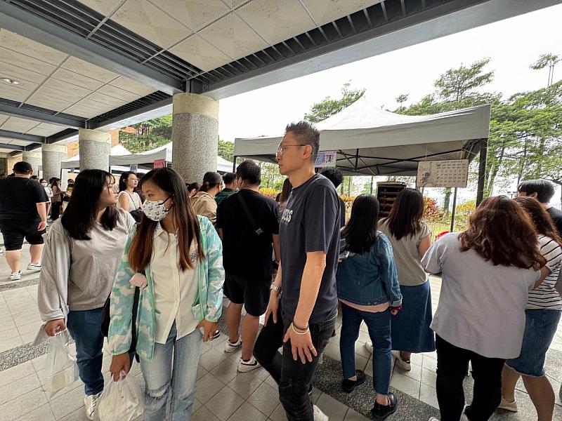 公益市集人潮湧動 吸引不少同學前來一同嚐鮮