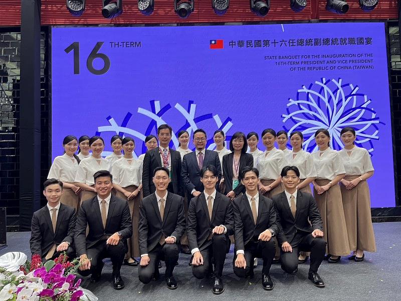 中國醫藥大學「紫薔薇親善大使團」獲邀擔任中華民國各界慶祝第16任總統、副總統就職國宴接待的禮賓人員，獲各界好評