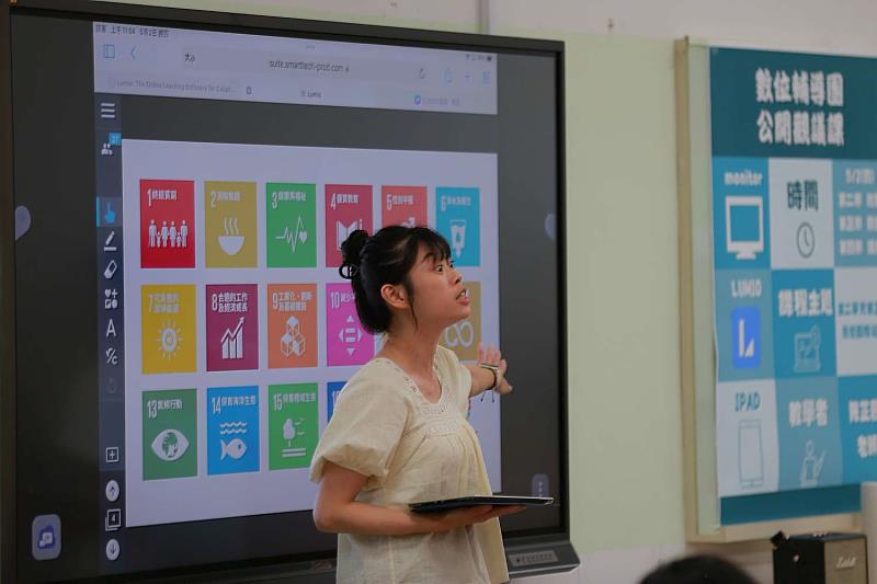 東門國小芷茵主任以大屏結合平板進行全市數位公開觀議課。