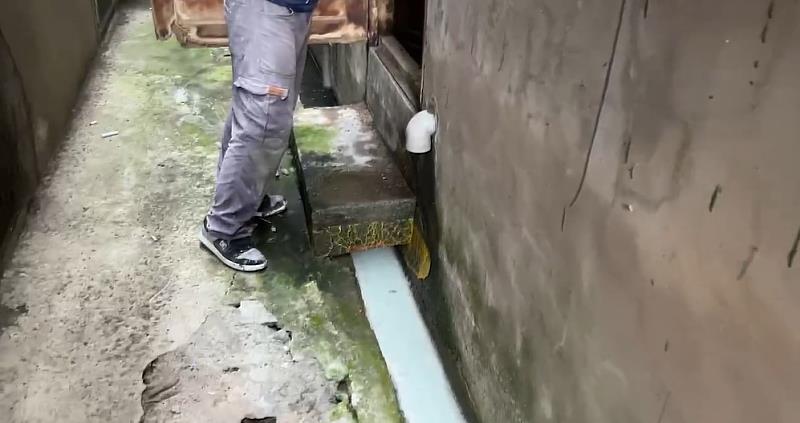 工程行清洗工具殘漆廢水排入房子旁水溝（污染事證）。