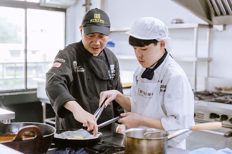 開平餐飲113年班學生挑戰百人宴會小食，期間教學主廚陪伴學生不斷試做及調整餐點內容。開平餐飲學校/提供