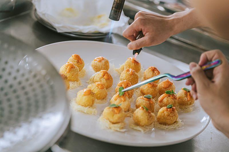 開平餐飲日間部113年班全體學生合作製作上百份餐點，包含18道Finger Food及5款飲調。開平餐飲學校/提供