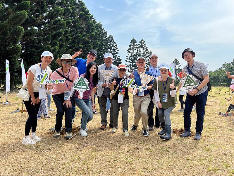 緯穎科技與中興大學合作建構植樹碳匯認證場域。左四興大森林系教授柳婉郁、左五為興大研發長宋振銘、中為緯穎董事長洪麗甯、右四為興大工學院院長楊明德、右三為興大資工系主任吳俊霖、右一為興大化工系教授黃智峯