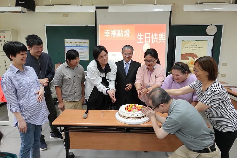 唐彥博校長（右五）與申玉微學務長（右二）、樂齡系李旻陽主任（右一）與特教生們用「手拍」的方式，讓慶生蠟燭熄滅。