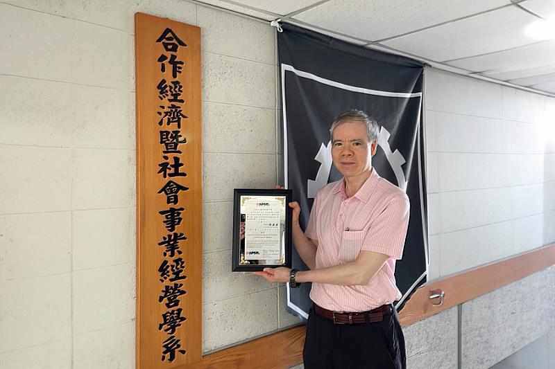 逢甲大學合經系教授郭廸賢獲得「2023專案管理認證培訓大專教師標竿獎」第一名肯定。