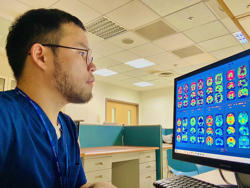 巴亞爾是蒙古國神經內科專業醫生，目前在長庚大學「醫學影像暨放射科學系」攻讀碩士學位，從事阿茲海默症研究。
