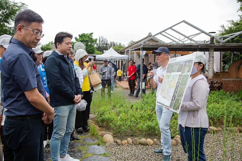 邱副市長仔細聆聽瀕危受威脅植物展示點景觀導覽