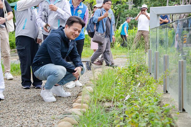 邱副市長仔細聆聽瀕危受威脅植物展示點景觀導覽