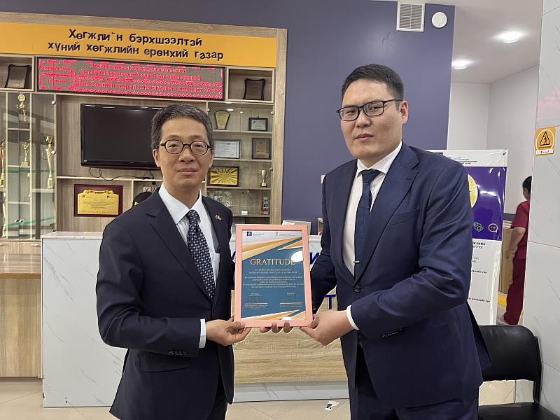 蒙古身障發展局長MARGAD-ERDENE M.致贈台灣駐蒙古代表王凱右感謝狀。