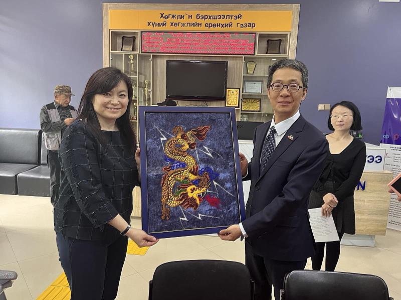 蒙古國家復健中心執行長ALTMAA B.致贈台灣駐蒙古代表王凱右由身障朋友製作之感謝畫。