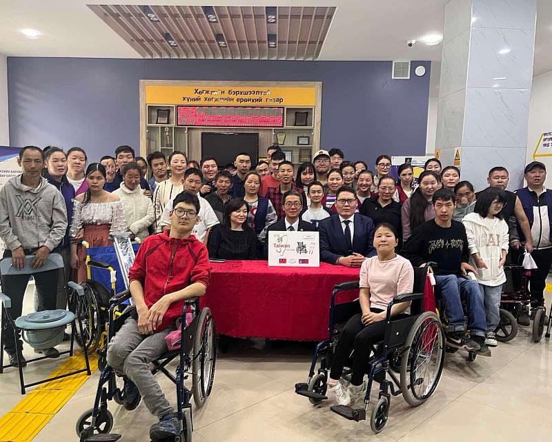 台灣千里暖心贈輪椅 蒙古國家復健中心表感激