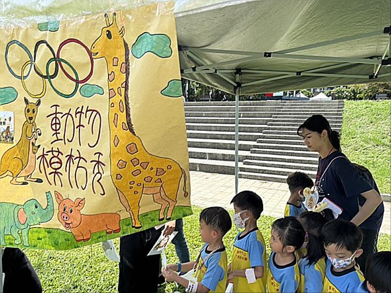 南臺科大幼保學生和臺南市立仁德幼兒園進行動物模仿秀之情形。
