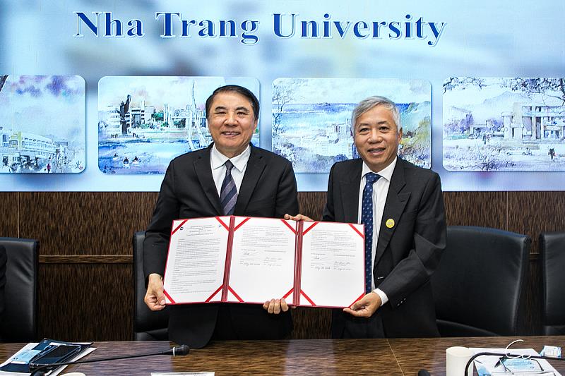 芽莊大學校長Prof. Trang Si Trung於5月22日率團拜訪海大並簽署MOU