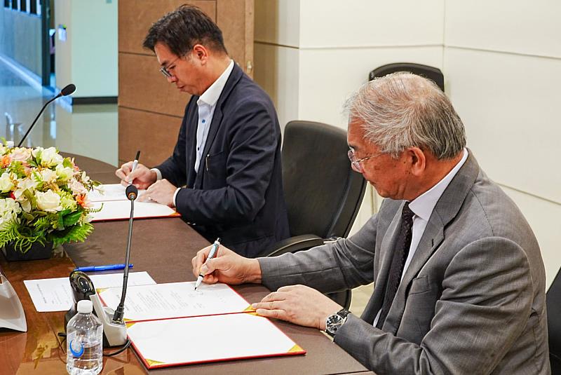 世新大學與P. LEAGUE+台灣職業籃球聯盟簽訂產學合作意向書。（世新大學提供）