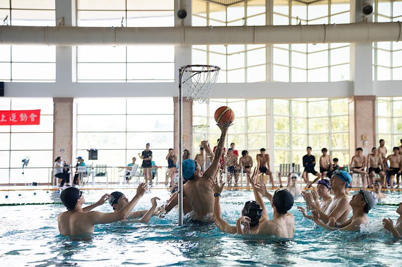 淡江大學體育處5月15日舉辦全校水上運動會，比賽項目分為游泳競速和水中趣味競賽。