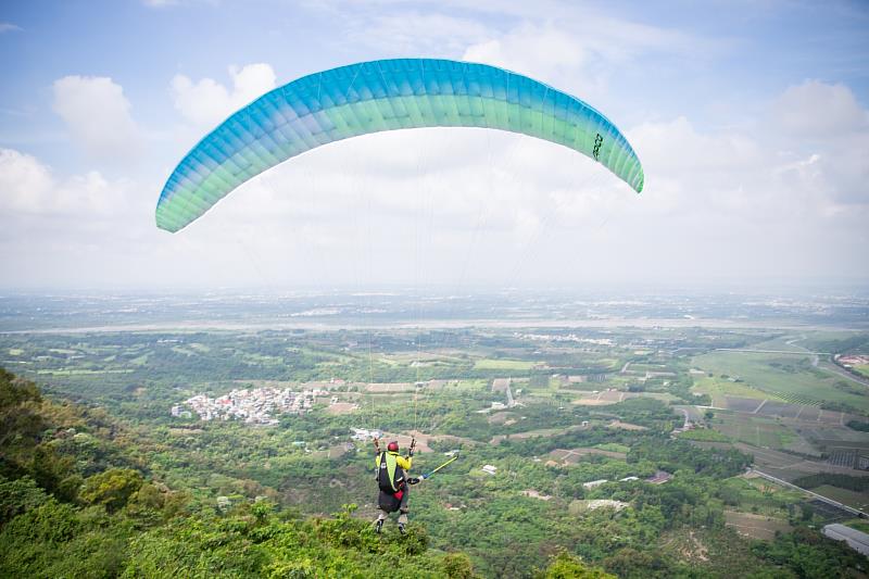 「超遊感」輕旅行將結合飛行傘體驗