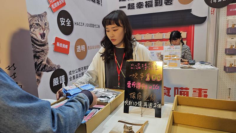 公廣系攜手寵物品牌「喵食喵事」產學合作，學生協助顧客參與肉泥特筷車活動