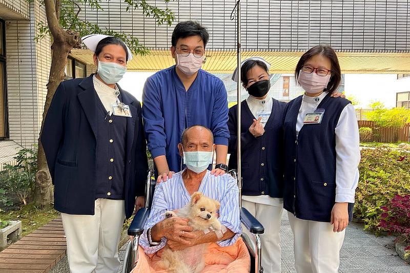 陳先生住院治療期間，醫療團隊帶著阿吉與他見面。