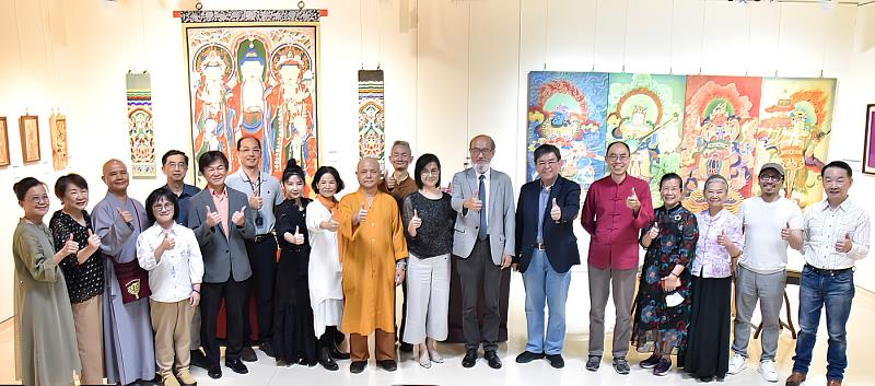 華梵大學佛教藝術學系於新北藝文中心舉辦「花開聯獻」畢業展。