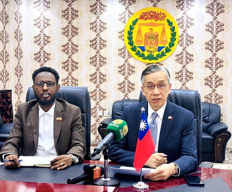 台灣駐索馬利蘭共和國代表處羅大使(右)與索馬利蘭資通訊科技部Idiris部長(左)於執行協議簽署儀式上代表台索政府致詞。