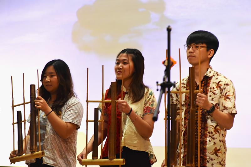 印尼同學演奏竹製的Angklung樂器