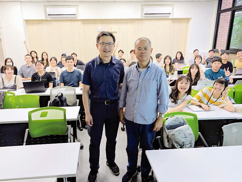 演講結束後，Latitude Design Systems 共同創辦人暨技術長陳昇祐（前排左）與清華大學洪世章講座教授（前排右）及清華大學科技管理所學生合影留念。