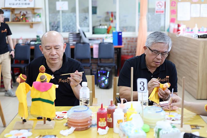 伊甸董事長陳宇昭(右)、副執行長林文賓一起彩繪戲偶，與大家同樂