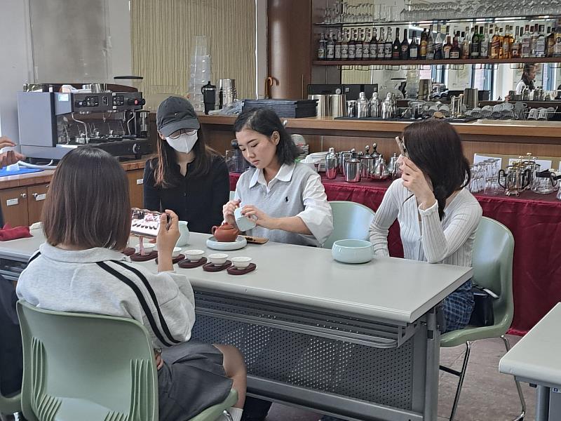 日籍學生學習如何泡好茶。