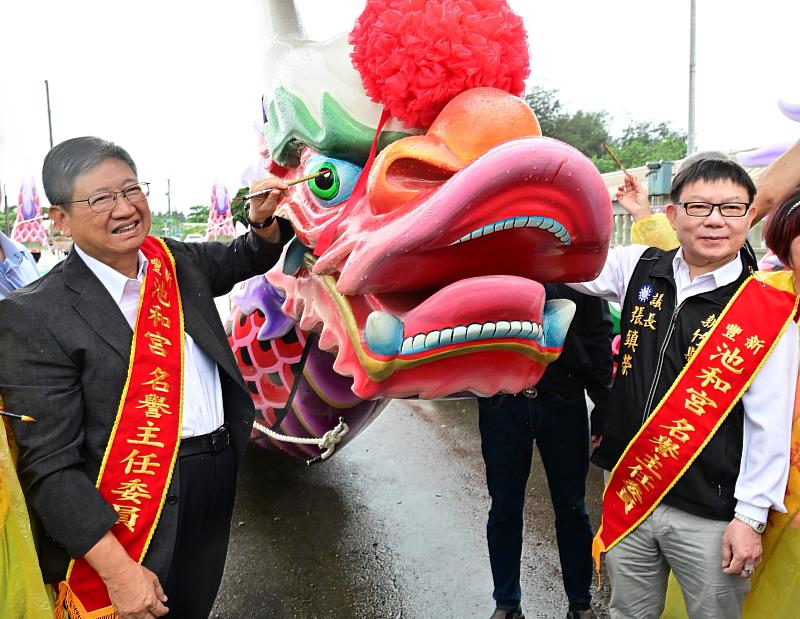 竹縣龍舟賽6月10日登場，縣長楊文科、議長張鎮榮等人一同點睛祈福。