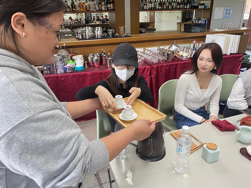 學生體驗茶文化的特色。