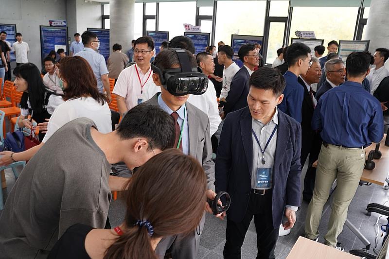 鑄造公會林國偉理事長體驗VR鑄造產線系統