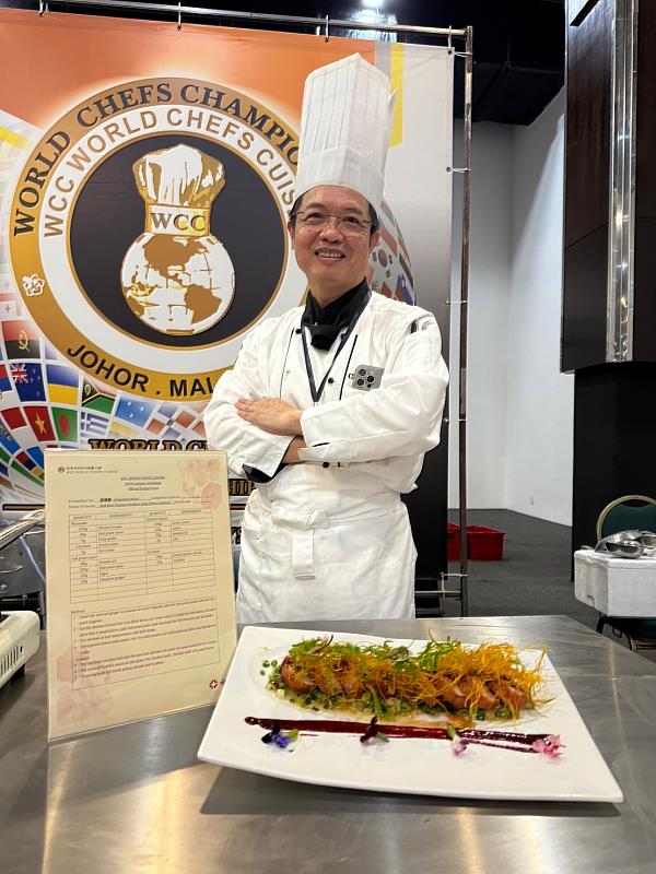 陳慶麟老師在比賽現場表現出色，獲得大會頒世界名廚的榮耀肯定。