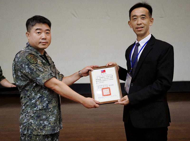 陸軍官校大學部主任張桂琥(左)致贈國立國父紀念館館長王蘭生(右)感謝狀