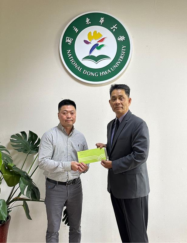 麗文文化事業機構楊宏文董事長捐贈東華大學，由徐輝明校長代表接受。