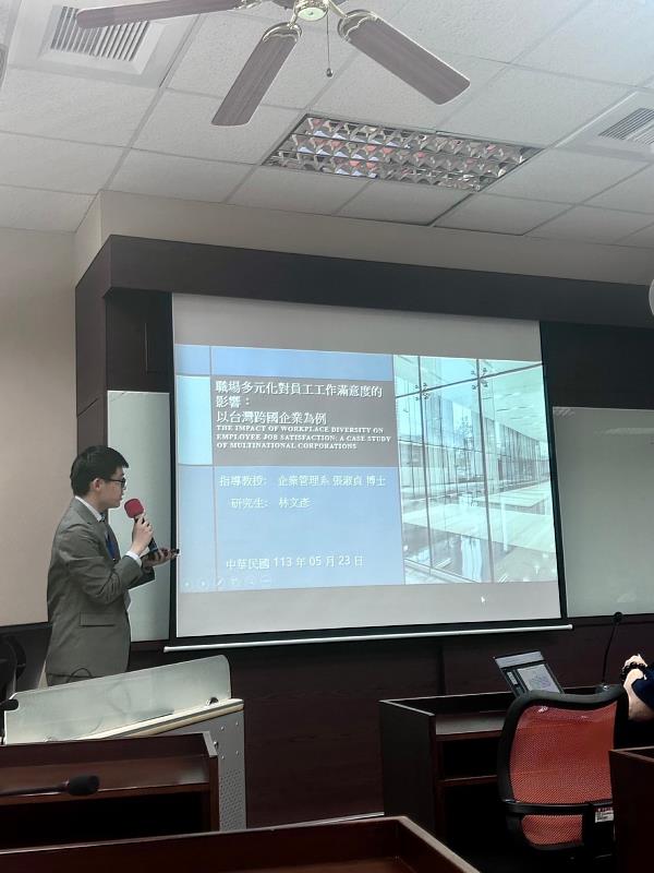 南華大學企管系舉辦管理與決策學術暨實務研討會，研究生進行論文發表。