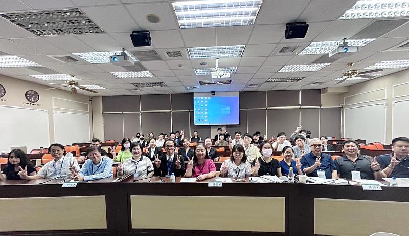 南華大學企管系舉辦「2024年第十二屆管理與決策學術暨實務研討會」現場大合照。
