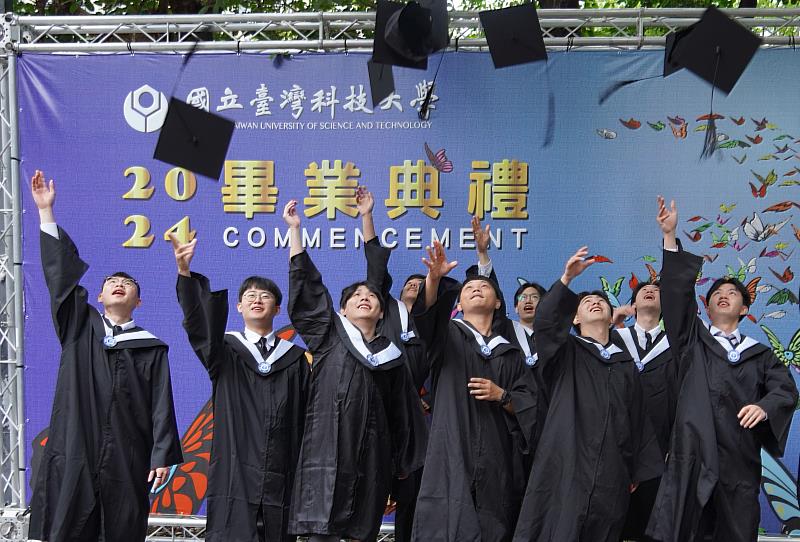 臺科大學生歡喜迎接畢業。
