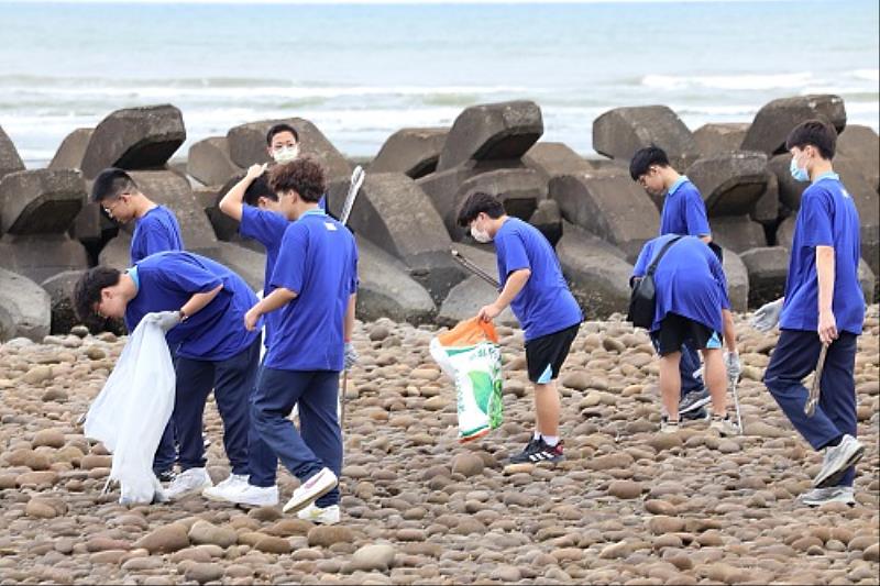 竹縣青年志工們撿拾海灘垃圾