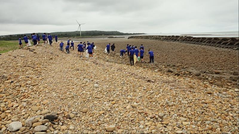 竹縣青年志工們撿拾海灘垃圾