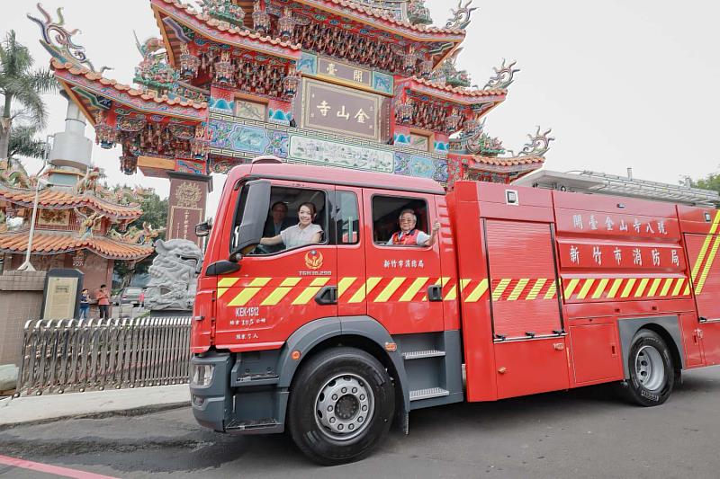 開臺金山寺捐贈單艙雙排化學消防車，高虹安市長感謝善心義舉。