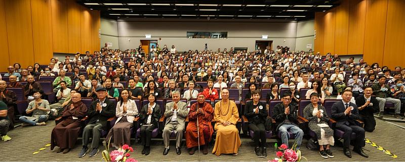 圖說1，在香港大學舉辦「心道法師與您談心、找心、安心~用靈性的智慧愛生態」演講會。（圖由靈鷲山佛教教團提供）