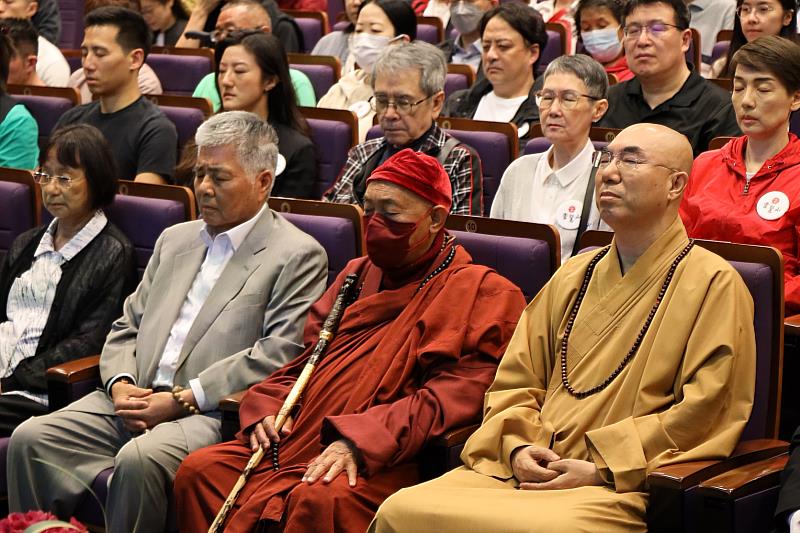 圖2，「心道法師與您談心、找心、安心~用靈性的智慧愛生態」演講會，由「音樂禪」開場。（圖由靈鷲山佛教教團提供）